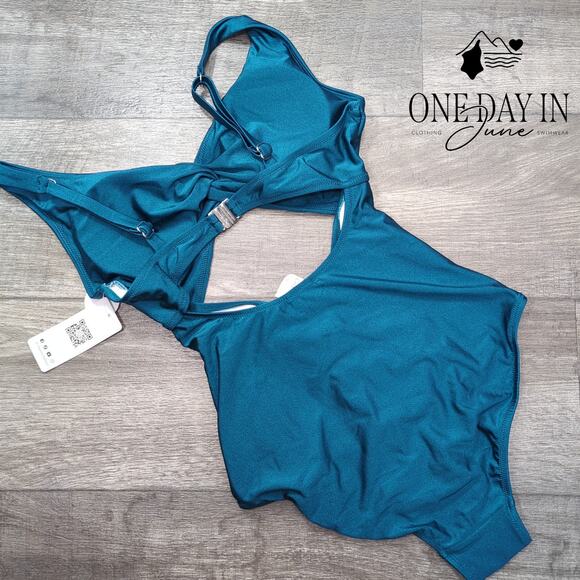 Charmo Twist Front Cut Out One Piece Swimsuit Size M - Picture 7 of 7